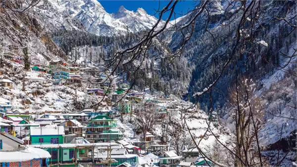 snowfall on himachal peaks