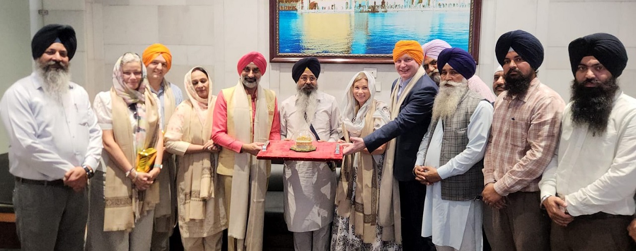 ਸ੍ਰੀ ਹਰਿਮੰਦਰ ਸਾਹਿਬ ''ਚ ਭਾਰਤੀ ਹਵਾਈ ਫ਼ੌਜ ਦੇ ਮੁਖੀ ਏਅਰ ਚੀਫ ਮਾਰਸ਼ਲ ਤੇ ਯੂਕੇ ਦੇ ਏਅਰ ਚੀਫ ਮਾਰਸ਼ਲ ਹੋਏ ਨਤਮਸਤਕ