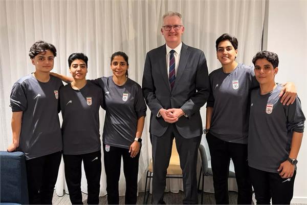 australia grants asylum to 5 iranian female footballers