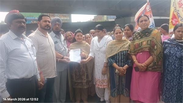 mid day meal workers surrounded cabinet minister sanjeev arora  s office