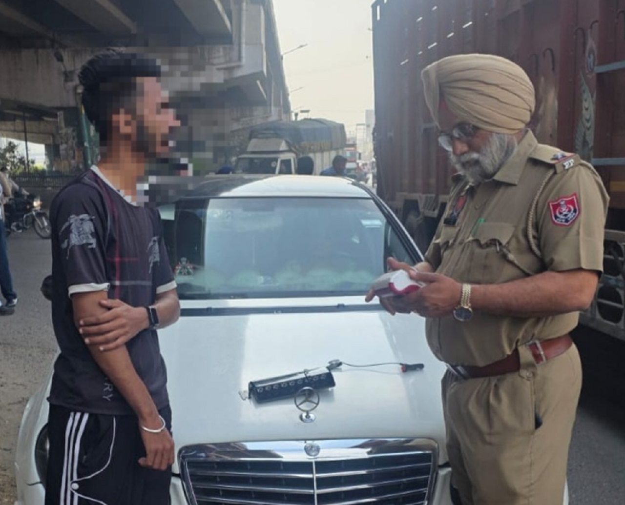 ਮਰਸੀਡੀਜ਼ ਕਾਰ ਦੇ ਚਾਲਕ ਨੇ ਲਗਾ ਰੱਖੀ ਸੀ ਲਾਲ-ਨੀਲੀ ਫਲੈਸ਼ਰ ਲਾਈਟ, ਪੁਲਸ ਨੇ ਕੀਤੀ ਜ਼ਬਤ