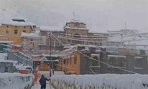 snowfall again in the mountains  thunderstorm and rain in the plains