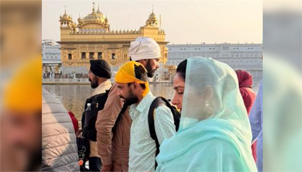 mp harsimrat kaur badal pays obeisance at sachkhand sri harmandir sahib