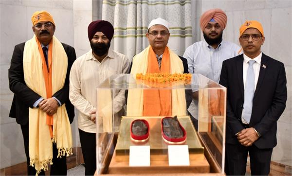 reserve bank governor paid obeisance at takht patna sahib