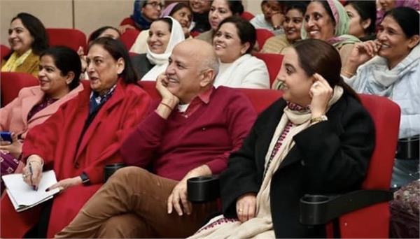 what was women chairperson doing at aap program in presence of sisodia