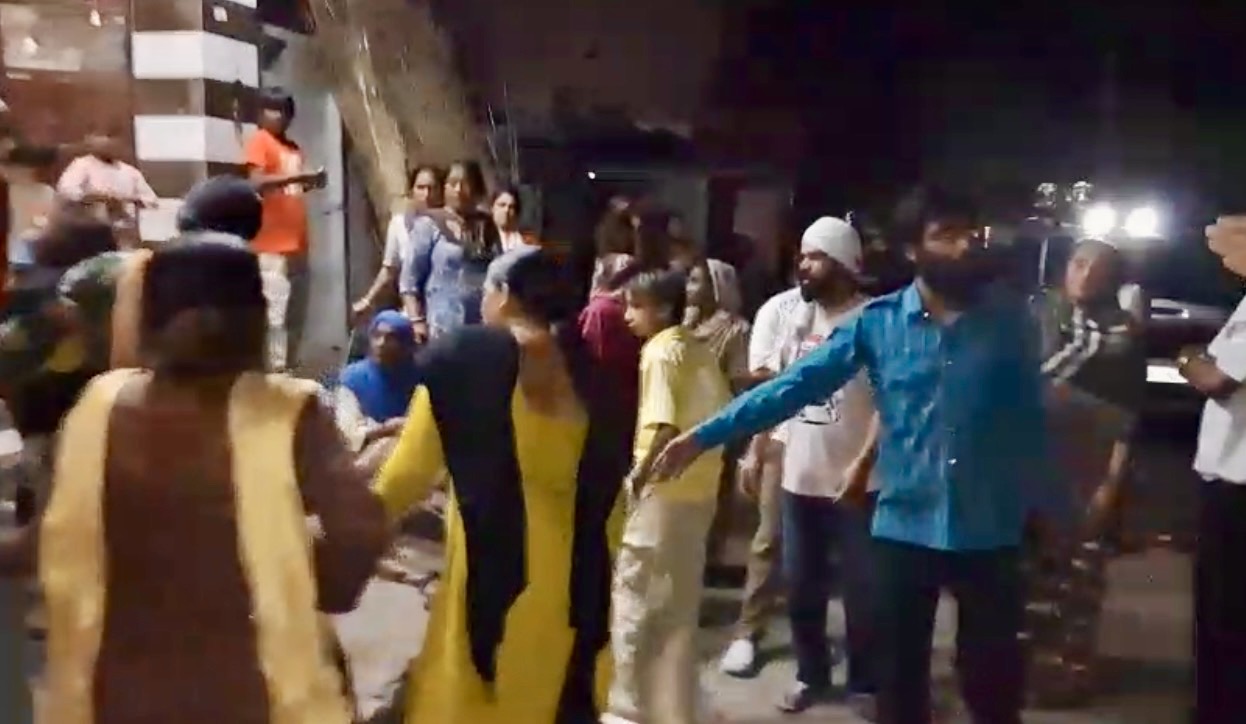 ਫਗਵਾੜਾ ਦੀ ਛੱਜ ਕਾਲੋਨੀ ''ਚ ਹਮਲਾਵਰਾਂ ਨੇ ਮਚਾਇਆ ਤਾਂਡਵ, ਤੇਜ਼ਧਾਰ ਹਥਿਆਰਾਂ ਨਾਲ ਘਰਾਂ ''ਚ ਕੀਤੀ ਭੰਨ-ਤੋੜ