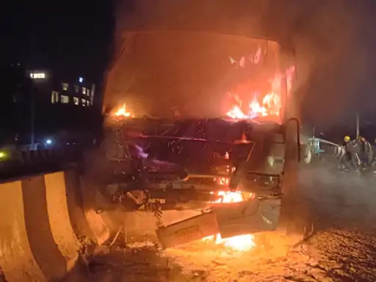 ਦੇਹਰਾਦੂਨ-ਹਰਿਦੁਆਰ ਹਾਈਵੇਅ ''ਤੇ ਵੱਡਾ ਹਾਦਸਾ: ਫਲਾਈਓਵਰ ''ਤੇ ਕਈ ਵਾਹਨਾਂ ਨੂੰ ਲੱਗੀ ਅੱਗ, ਔਰਤ ਸਣੇ 2 ਦੀ ਮੌਤ