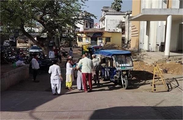 pregnant woman gave birth in an e rickshaw on the roadside