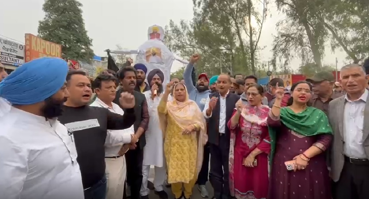 ਡੀਐੱਮ ਗਗਨਦੀਪ ਸਿੰਘ ਦੀ ਮੌਤ ਦਾ ਮਾਮਲਾ: ਕਾਂਗਰਸ ਨੇ ਫੂਕੇ ਮੁੱਖ ਮੰਤਰੀ ਤੇ ਮੰਤਰੀ ਲਾਲਜੀਤ ਭੁੱਲਰ ਦੇ ਪੁਤਲੇ