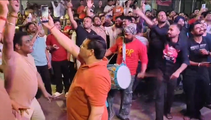 ਜ਼ਿਲ੍ਹਾ ਫਤਿਹਗੜ੍ਹ ਸਾਹਿਬ ''ਚ ਕ੍ਰਿਕਟ ਪ੍ਰੇਮੀਆਂ ਨੇ ਟੀ-20 ਵਰਲਡ ਕੱਪ ਦੇ ਜਿੱਤ ''ਤੇ ਮਨਾਏ ਖੁਸ਼ੀ ਦੇ ਜਸ਼ਨ