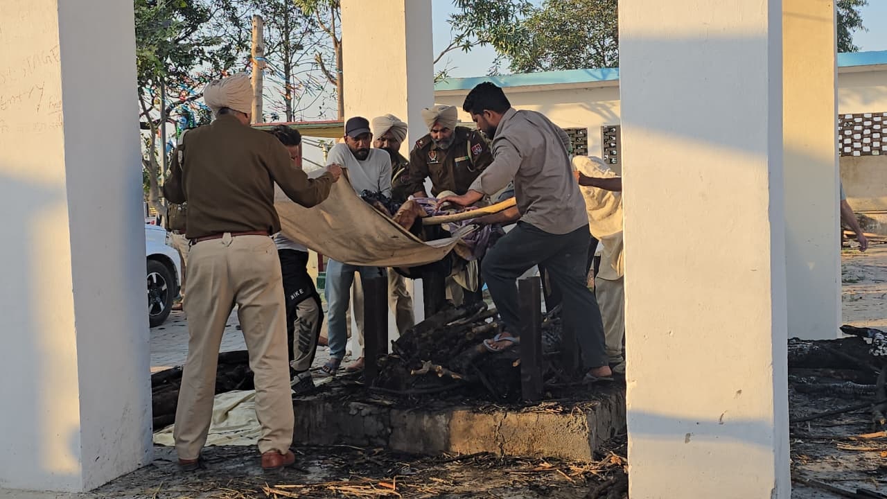 ਘਰਵਾਲੇ ਕਰ ਰਹੇ ਸੀ ਨੌਜਵਾਨ ਦਾ ਅੰਤਿਮ ਸੰਸਕਾਰ, ਪੁਲਸ ਨੇ ਸ਼ਮਸ਼ਾਨਘਾਟ ''ਚੋਂ ਚੁੱਕ ਕਬਜ਼ੇ ''ਚ ਲੈ ਲਈ ਅੱਧਸੜੀ ਲਾਸ਼