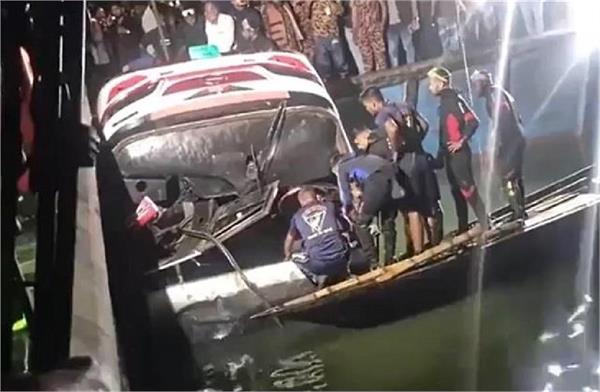 bus falls into padma river in bangladesh