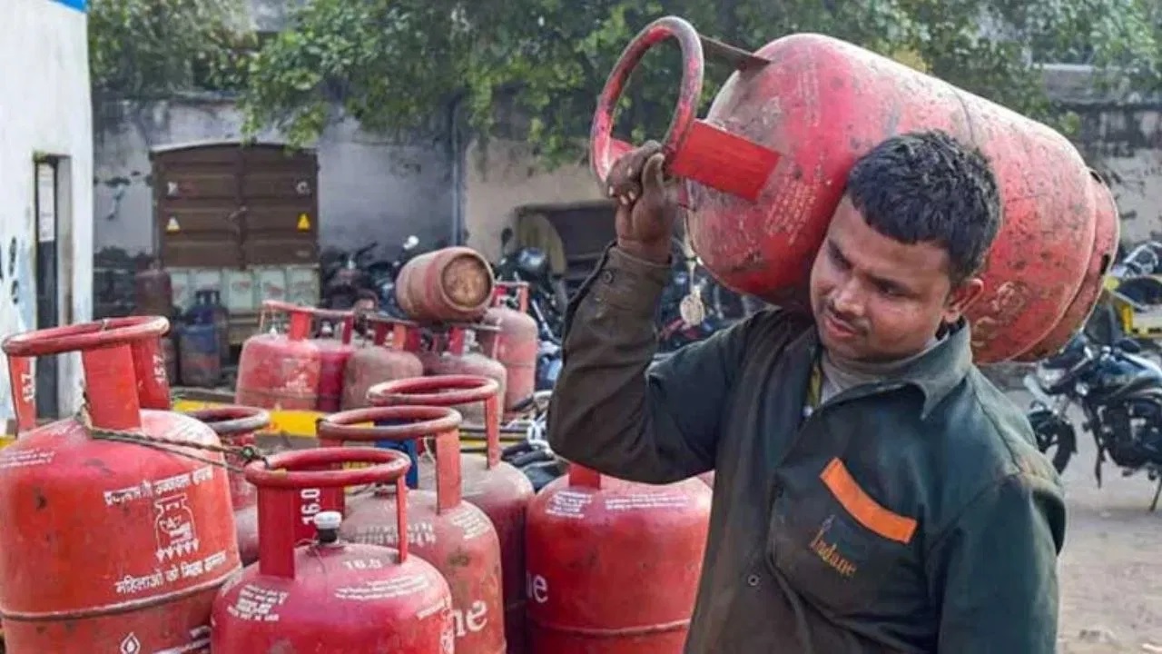 ਘਰ 'ਚ ਕਿੰਨੇ LPG ਸਿਲੰਡਰ ਰੱਖਣਾ ਹੈ ਕਾਨੂੰਨੀ? ਜਾਣ ਲਓ ਇਹ ਨਿਯਮ, ਨਹੀਂ ਤਾਂ ਹੋ ਸਕਦੀ ਹੈ ਇੰਨੇ ਸਾਲ ਦੀ ਜੇਲ੍ਹ