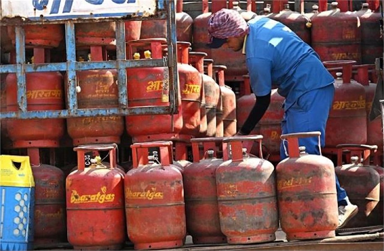 ਮਿਡਲ ਈਸਟ ਤਣਾਅ ਦਾ ਅਸਰ: LPG ਸਿਲੰਡਰ ਹੋਇਆ ਮਹਿੰਗਾ, ਪਰ ਇਸ ਯੋਜਨਾ 'ਚ ਹਾਲੇ ਵੀ ਮਿਲ ਰਹੀ ਸਬਸਿਡੀ