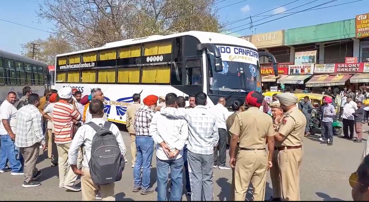 ਲੁਧਿਆਣਾ ਬੱਸ ਸਟੈਂਡ ’ਤੇ ਹੰਗਾਮਾ: PRTC ਵਰਕਰਾਂ ਨੇ ਇੰਡੋ-ਕੈਨੇਡੀਅਨ ਬੱਸਾਂ ਦੀ ‘ਗੁੰਡਾਗਰਦੀ’ ਵਿਰੁੱਧ ਲਾਇਆ ਜਾਮ