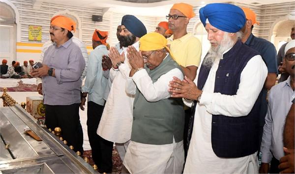 nand kishore yadav pays obeisance at takht patna sahib