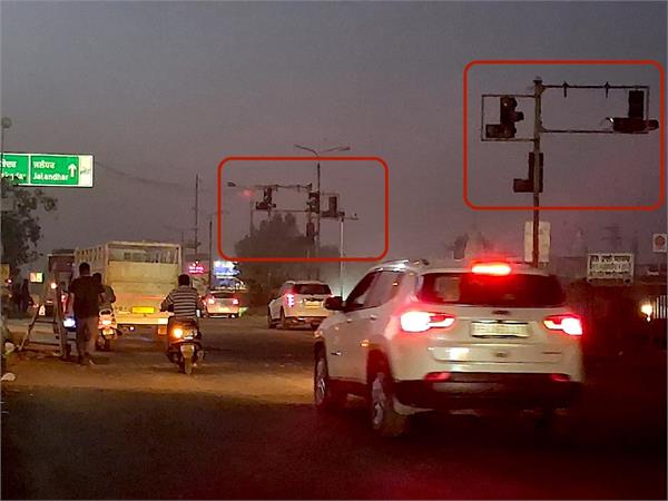 traffic lights on phagwara nh 1 become show piece