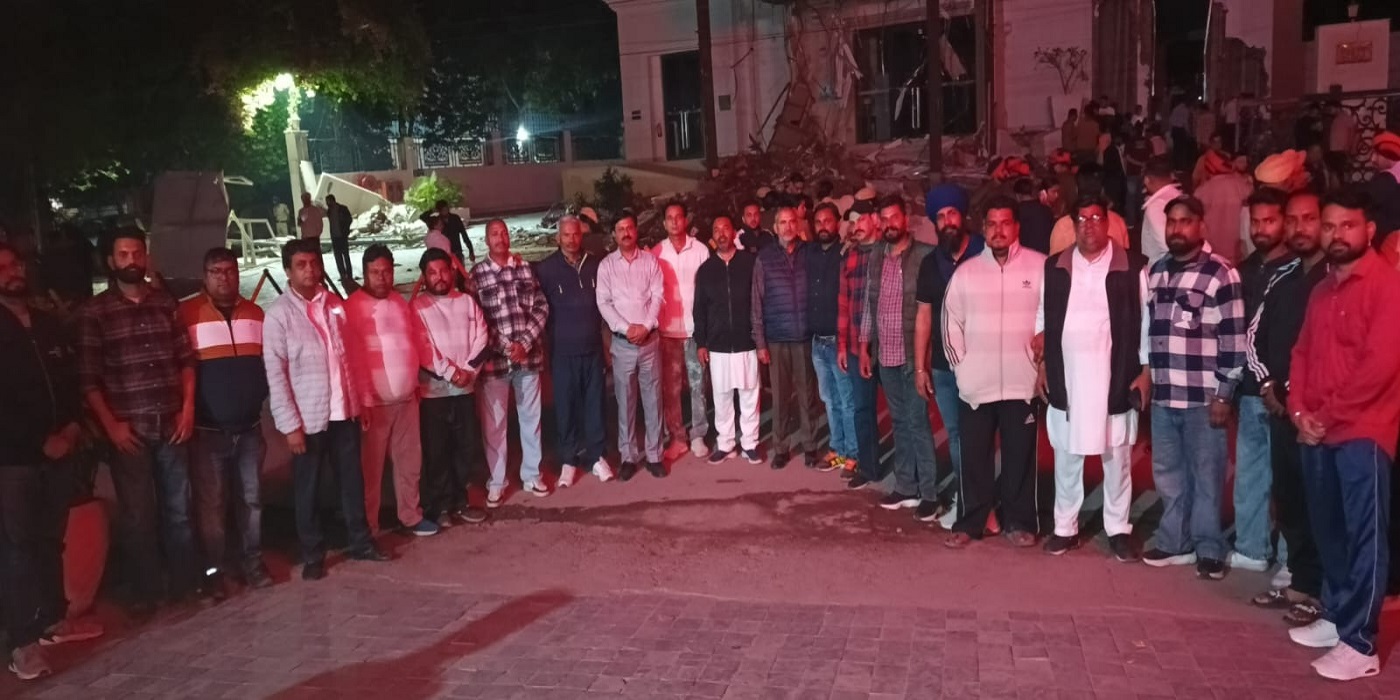 ‘ਆਪ’ ਸਰਕਾਰ ਦੀ ਪੰਜਾਬ ਕੇਸਰੀ ਗਰੁੱਪ ਖਿਲਾਫ ਕੀਤੀ ਕਾਰਵਾਈ ਦੇ ਰੋਸ ਵਜੋਂ ਬਸਪਾ ਨੇ ਦੇਰ ਰਾਤ ਕੀਤਾ ਪ੍ਰਦਰਸ਼ਨ