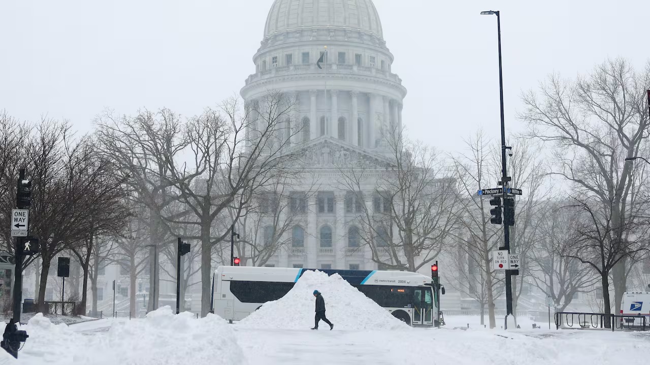 ਅਮਰੀਕਾ ''ਚ ਮੌਸਮ ਨੇ ਢਾਹਿਆ ਕਹਿਰ ! ਬਰਫ਼ ''ਚ ਦਬ ਗਈਆਂ ਸੜਕਾਂ, ਵਿਭਾਗ ਨੇ ਜਾਰੀ ਕੀਤਾ ਅਲਰਟ