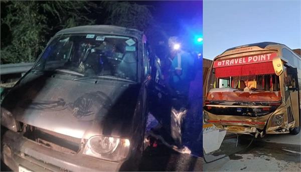 yamuna expressway road accident bus van