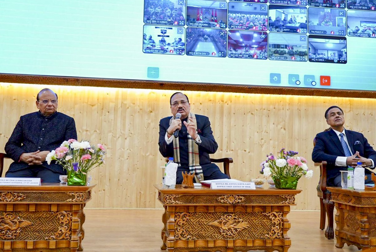 ਜਵਾਨਾਂ ਨੂੰ ਇਕੋ ਸਮੇਂ 2 ਲੜਾਈਆਂ ਲੜਨ ਲਈ ਮਜ਼ਬੂਰ ਨਾ ਕੀਤਾ ਜਾਏ : ਚੀਫ਼ ਜਸਟਿਸ