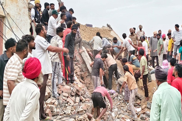 ਪੰਜਾਬ ''ਚ ਤੜਕਸਾਰ ਵੱਡਾ ਹਾਦਸਾ, 3 ਮਜ਼ਦੂਰਾਂ ਦੀ ਮੌਤ, ਜੈੱਕ ਨਾਲ ਚੁੱਕਿਆ ਜਾ ਰਿਹਾ ਸੀ ਮਕਾਨ