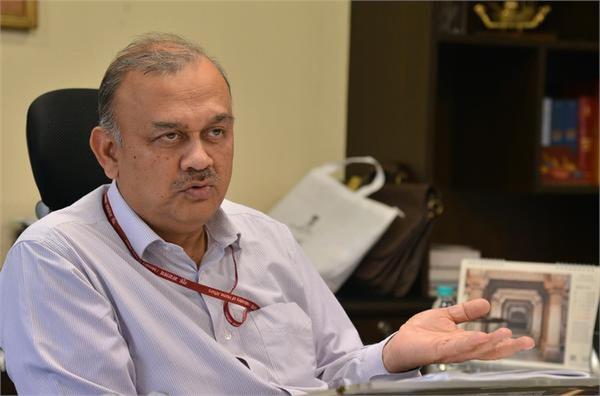 hdfc bank chairman resigns  shares plunge