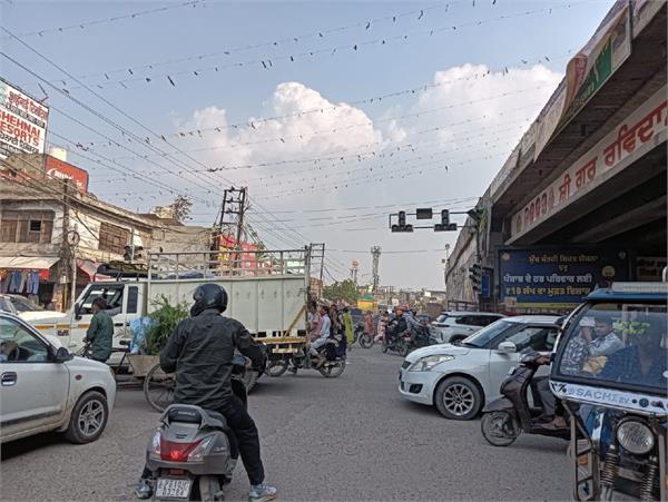 traffic lights at basti jodhewal chowk have become a problem