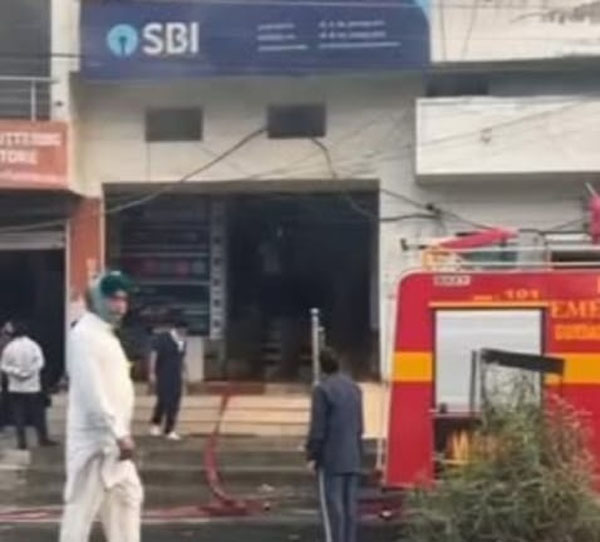 ਗੁਰਦਾਸਪੁਰ: ਤੜਕਸਾਰ SBI ਬੈਂਕ 'ਚ ਲੱਗੀ ਭਿਆਨਕ ਅੱਗ, ਸਾਰਾ ਰਿਕਾਰਡ ਸੜ ਕੇ ਹੋਇਆ ਸੁਆਹ