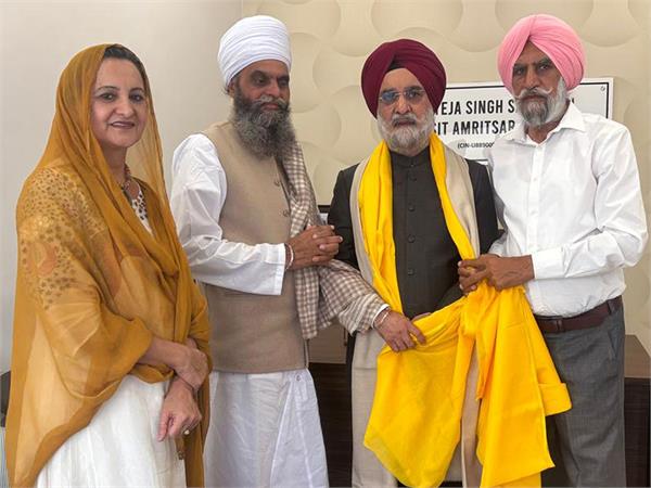 baba amrik singh honored the lieutenant governor of delhi