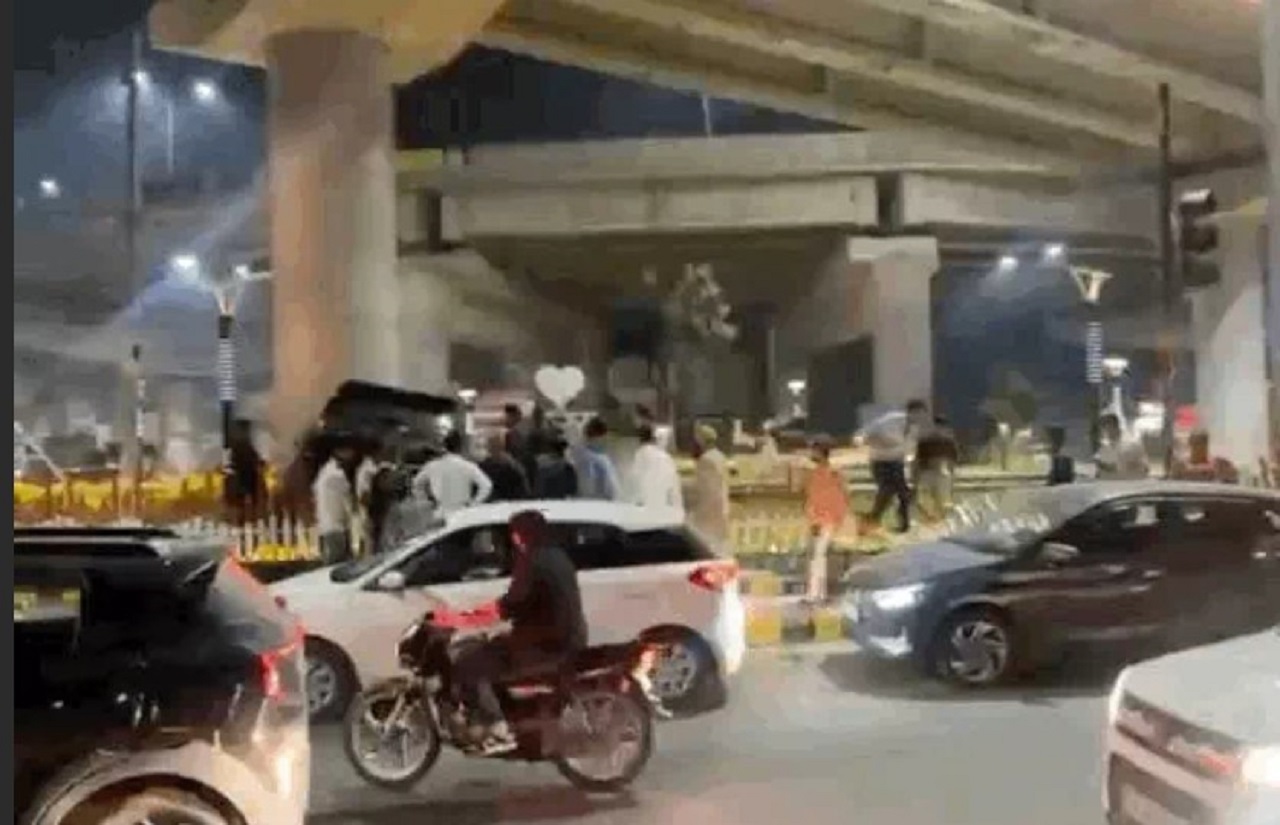 ਤੇਜ਼ ਰਫ਼ਤਾਰ ਫਾਰਚੂਨਰ ਟੱਕਰ ਤੋਂ ਬਾਅਦ ਉਛਲ ਕੇ ਸੈਲਫੀ ਪੁਆਇੰਟ ’ਚ ਜਾ ਵੜੀ, 2 ਜ਼ਖਮੀ