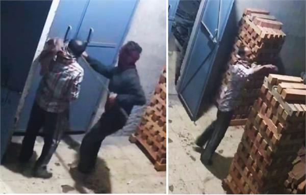 armed thieves  fearless of police  escape by throwing zinc bars