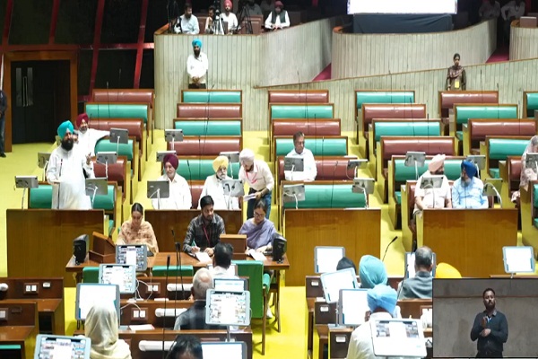 ਵਿਧਾਨ ਸਭਾ 'ਚ ਪ੍ਰਤਾਪ ਬਾਜਵਾ ਤੇ ਅਮਨ ਅਰੋੜਾ ਵਿਚਾਲੇ ਤਿੱਖੀ ਬਹਿਸ, ਜਾਣੋ ਕਿਸ ਗੱਲ ਨੂੰ ਲੈ ਕੇ ਭਖਿਆ ਮਾਹੌਲ