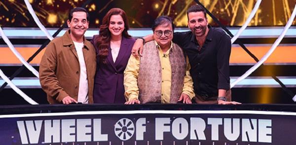 ayesha khan gets akshay kumar to do a   shararat   hook step