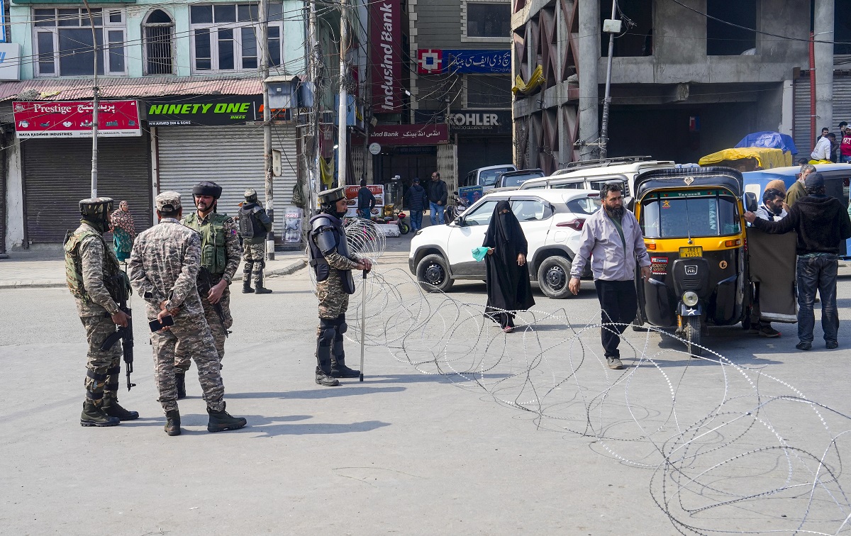 ਲਾਲ ਚੌਕ ਸੀਲ, ਇੰਟਰਨੈੱਟ ਠੱਪ ! ਖਾਮੇਨੇਈ ਦੇ ਕਤਲ ਦੇ ਵਿਰੋਧ ''ਚ ਕਸ਼ਮੀਰ ''ਚ ਪੁਲਸ ਦਾ ਸਖ਼ਤ ਪਹਿਰਾ