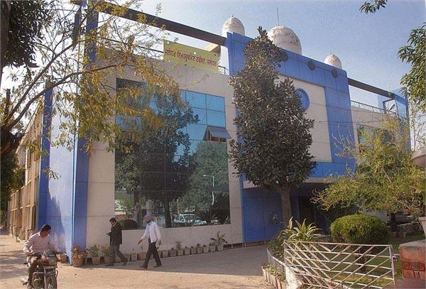 consumer commission issues non bailable warrant to chairman of improvement trust