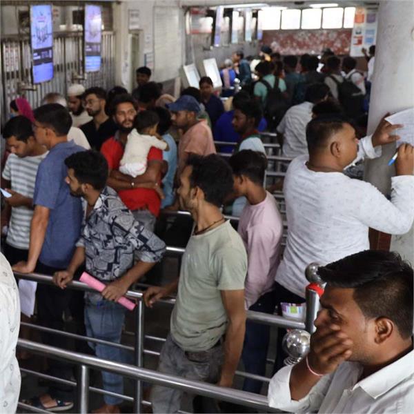 trains continue to arrive late