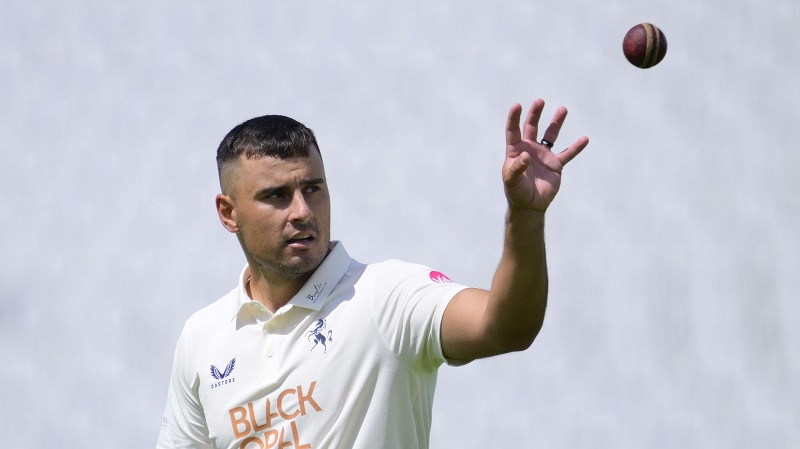 ਕਾਊਂਟੀ ''ਚ ਖੇਡਣ ਲਈ ਚਲਦਾ ਮੈਚ ਵਿਚਾਲਿਓਂ ਛੱਡ ਉੱਡਿਆ ਕ੍ਰਿਕਟਰ, ਟੀਮ ਨੂੰ ਮਿਲੀ ਦਰਦਨਾਕ ਹਾਰ