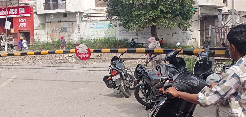 10 ਦਿਨਾਂ ਤੋਂ ਬੰਦ ਦਾਰਾਪੁਰ ਰੇਲਵੇ ਫਾਟਕ, 25 ਮਾਰਚ ਨੂੰ ਵੀ ਨਹੀਂ ਖੁੱਲ੍ਹਿਆ ਫਾਟਕ, ਪਰੇਸ਼ਾਨ ਹੋਏ ਲੋਕ