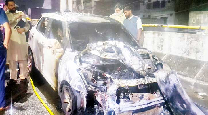 ਫਲਾਈਓਵਰ ’ਤੇ ਚਲਦੀ ਕਾਰ ਨੂੰ ਲੱਗੀ ਭਿਆਨਕ ਅੱਗ, ਸੜ ਕੇ ਹੋਈ ਸੁਆਹ