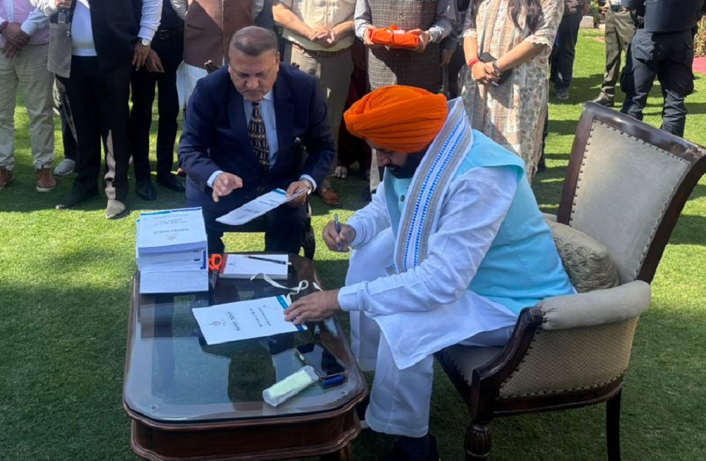 Haryana Budget: CM ਨਾਇਬ ਸੈਣੀ ਨੇ ਦਸਤਾਰ ਸਜਾ ਬਜਟ ਕਾਪੀ ''ਤੇ ਕੀਤੇ ਦਸਤਖਤ