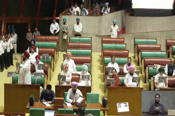 ਪੰਜਾਬ ਵਿਧਾਨ ਸਭਾ 'ਚ ਨਸ਼ੇ ਤੇ ਮਾਈਨਿੰਗ ਮੁੱਦੇ 'ਤੇ ਜ਼ਬਰਦਸਤ ਹੰਗਾਮਾ, ਕਾਂਗਰਸ ਨੇ ਕੀਤਾ ਵਾਕਆਊਟ