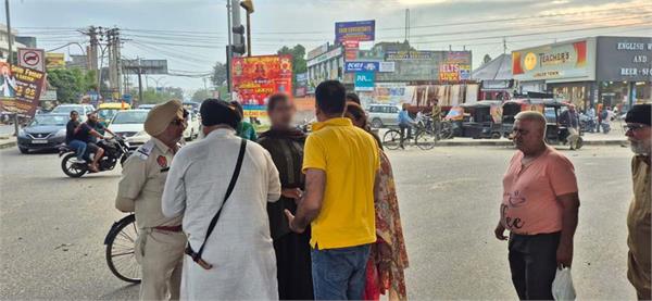 car driver misbehaved for beggars dressed in women  s clothes