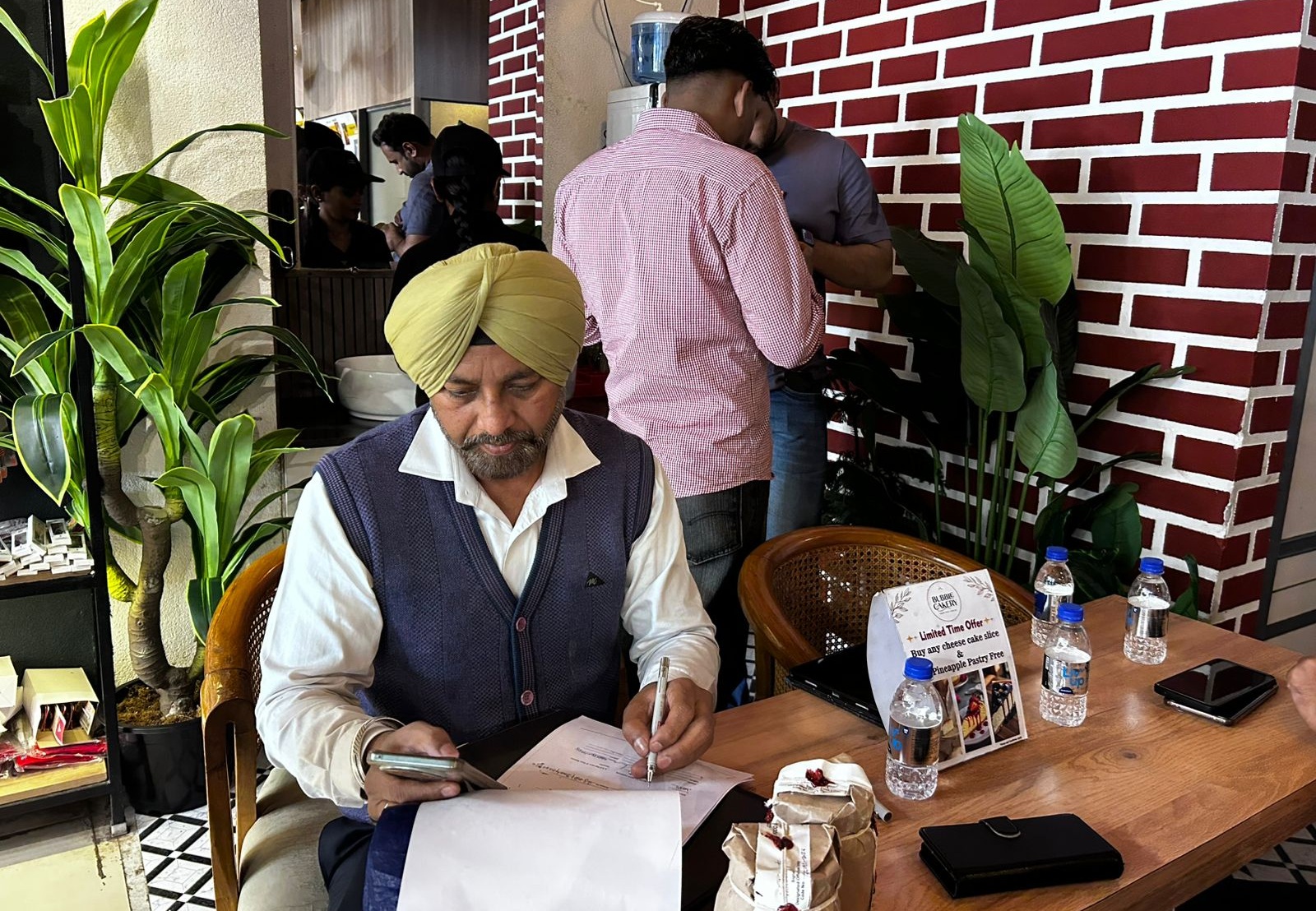 ਮਸ਼ਹੂਰ ''ਕੇਕਰੀ'' ਸ਼ਾਪ ''ਤੇ ਸਿਹਤ ਵਿਭਾਗ ਦਾ ਛਾਪਾ, ਕੇਕ ਦੇ ਸੈਂਪਲ ਭਰੇ; ਗੰਦਗੀ ਦੇਖ ਅਧਿਕਾਰੀਆਂ ਨੇ ਦਿੱਤੀ ਚਿਤਾਵਨੀ