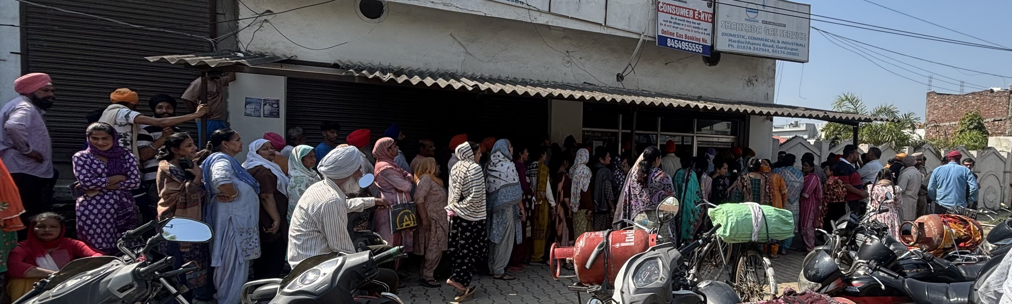 ਗੈਸ ਏਜੰਸੀਆਂ ਬਾਹਰ ਲੱਗ ਰਹੀਆਂ ਖਪਤਕਾਰਾਂ ਦੀਆਂ ਲੰਬੀਆਂ ਲਾਈਨਾਂ