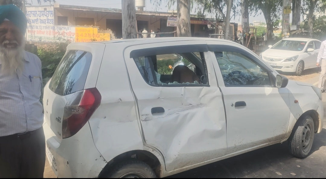 ਬੇਕਾਬੂ ਟਿੱਪਰ ਦੀ ਟੱਕਰ ਨਾਲ ਖੰਡ ਮਿੱਲ ਮੁਲਾਜ਼ਮ ਦੀ ਆਲਟੋ ਕਾਰ ਬੁਰੀ ਤਰ੍ਹਾਂ ਨੁਕਸਾਨੀ