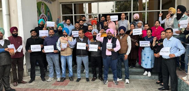 DC ਦਫ਼ਤਰ ਦੇ ਕਰਮਚਾਰੀਆਂ ਦੀ ਹੜਤਾਲ ਜਾਰੀ, ਅਗਲੇ ਦੋ ਦਿਨ ਵੀ ਕੰਮਕਾਜ ਰਹੇਗਾ ਮੁਕੰਮਲ ਬੰਦ