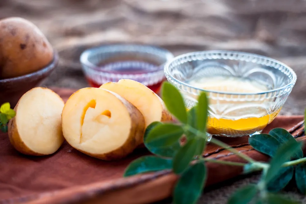 ਦਾਗ-ਧੱਬੇ ਅਤੇ ਝਾਈਆਂ ਤੋਂ ਹੋ ਪਰੇਸ਼ਾਨ? ਤਾਂ ਆਲੂ ਦਾ ਇਹ ਦੇਸੀ ਨੁਸਖ਼ਾ ਕਰੇਗਾ ਜਾਦੂ, ਕੁਝ ਹੀ ਦਿਨਾਂ ''ਚ ਚਮਕੇਗਾ ਚਿਹਰਾ