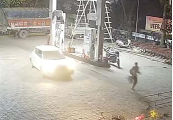 khurana petrol pump  person riding a car  attempted robbery