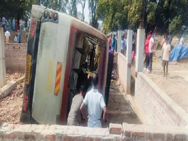 road accident  passenger bus  people dead  injured